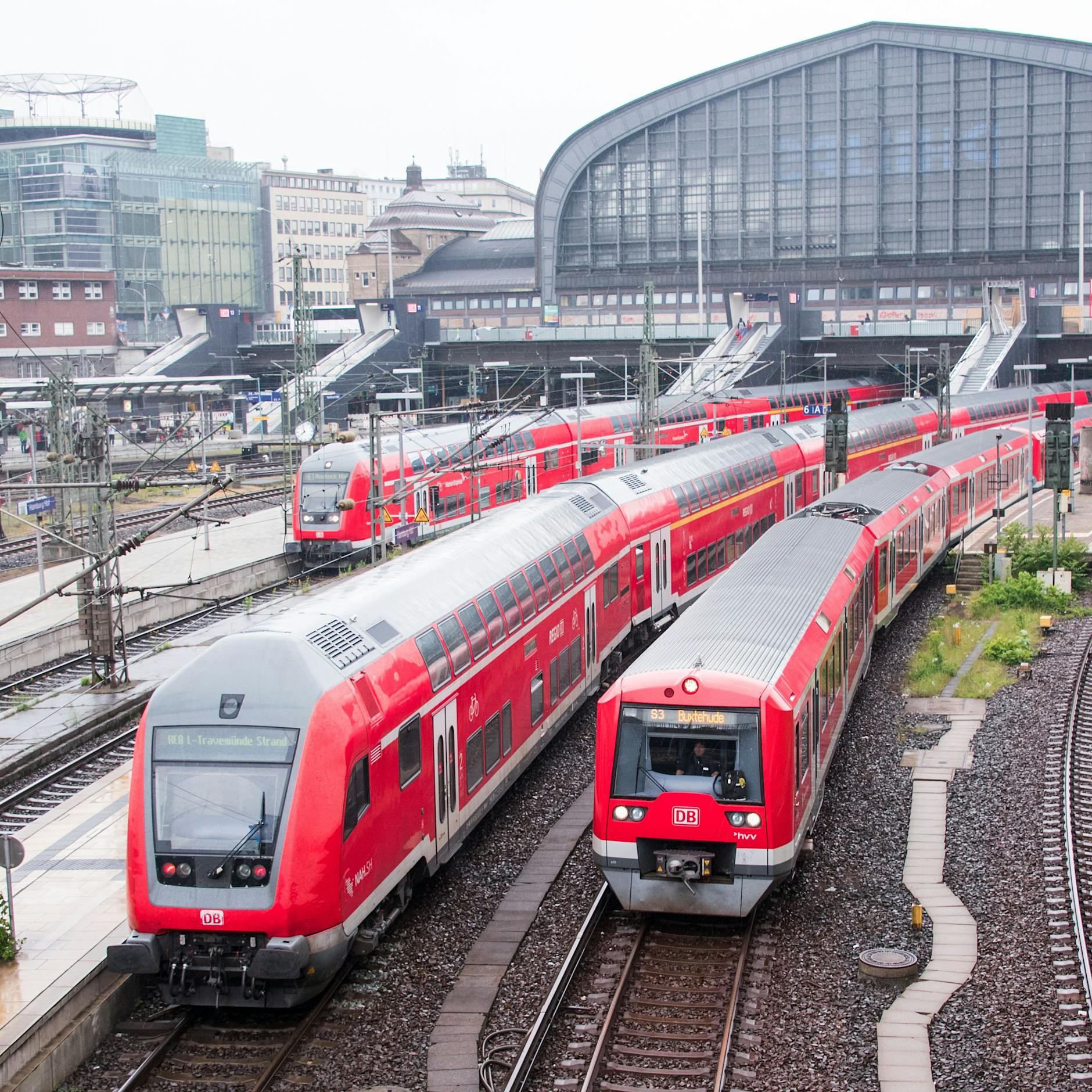 Ansturm auf das 9-Euro-Ticket: Eisenbahngewerkschaft warnt vor Räumung von überfüllten Zügen und Bahnhöfen!
