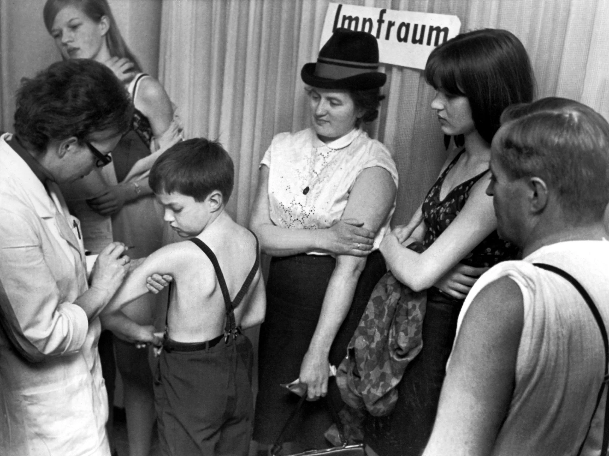 Seit dem Ende von Pockenimpfungen - die Pflicht zur Erstimpfung wurde in der BRD 1976 und in der DDR 1982 aufgehoben - sind immer weniger Menschen gegen das Variolavirus immun.