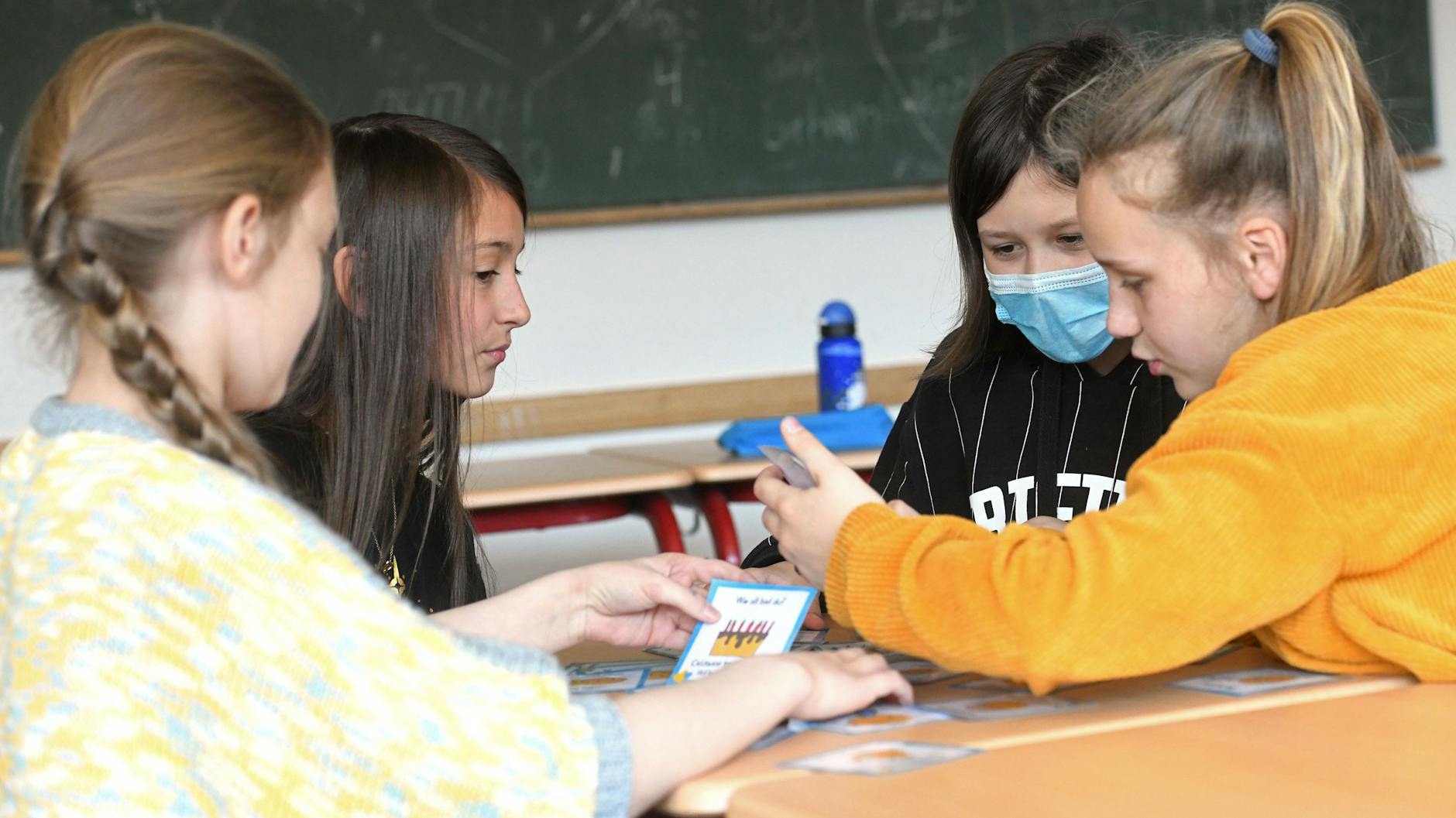 Ukrainische und deutsche Kinder spielen nach dem Unterricht in einem Gymnasium.