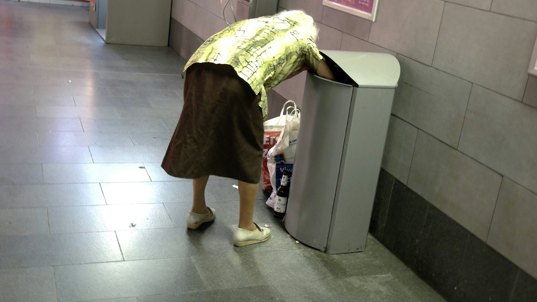 Viele Rentner müssen Flaschen sammeln gehen, um im Alter zu überleben.