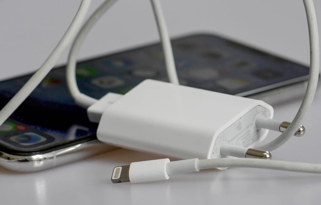 Wie teuer ist es wirklich, wenn das Ladekabel in der Steckdose bleibt?