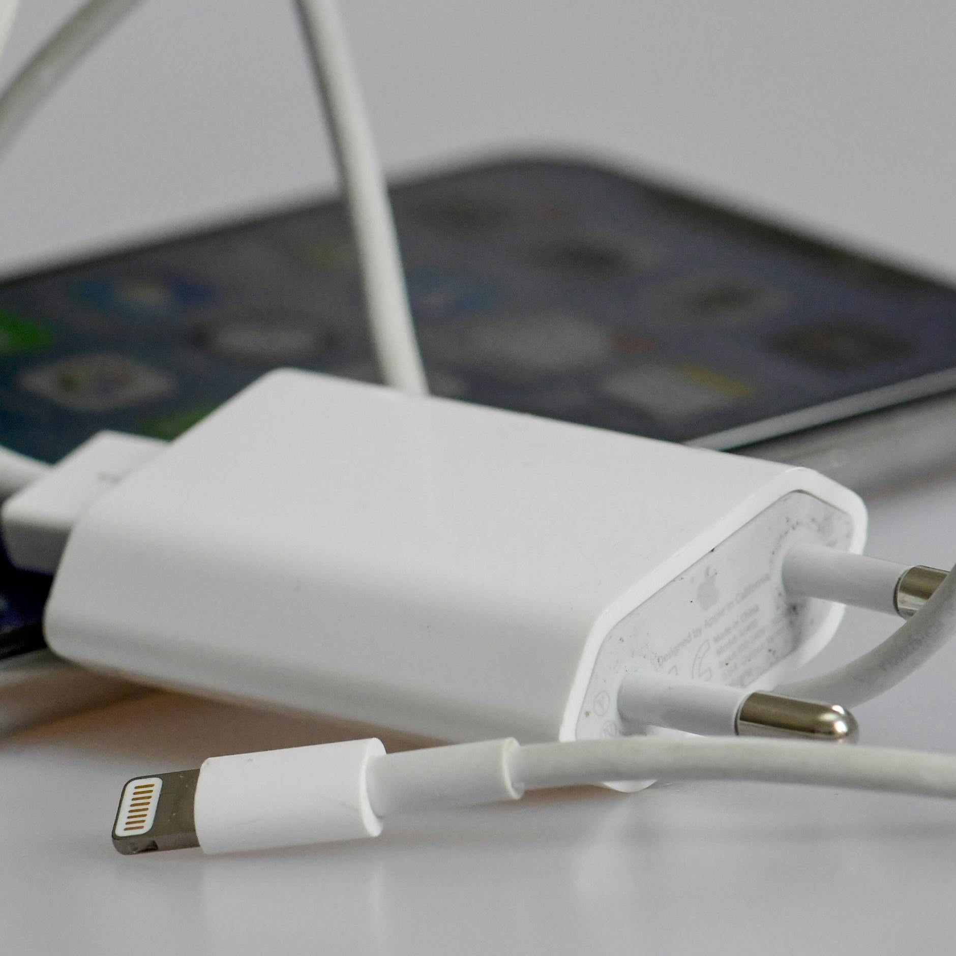 Heimlicher Stromfresser oder nicht? Wie teuer ist es wirklich, wenn das Ladekabel in der Steckdose bleibt?