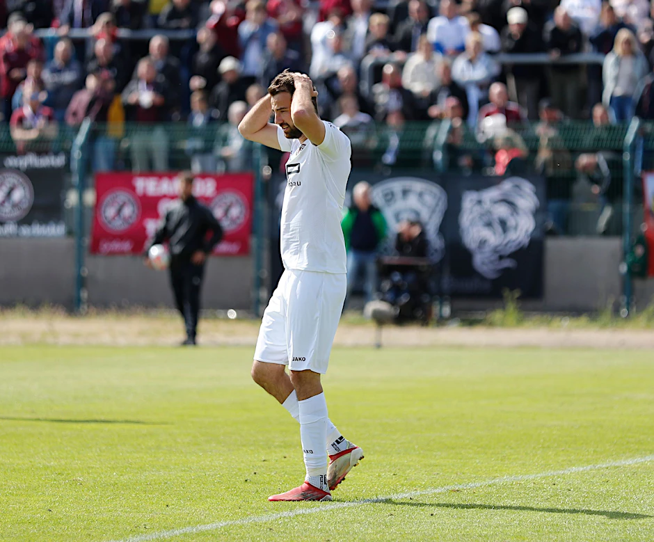 BFC-Stürmer Christian Beck schlägt die Hände über dem Kopf zusammen. Dicke Chance vergeben. Das war nicht der Tag der Dynamos beim 0:2 gegen Oldenburg.