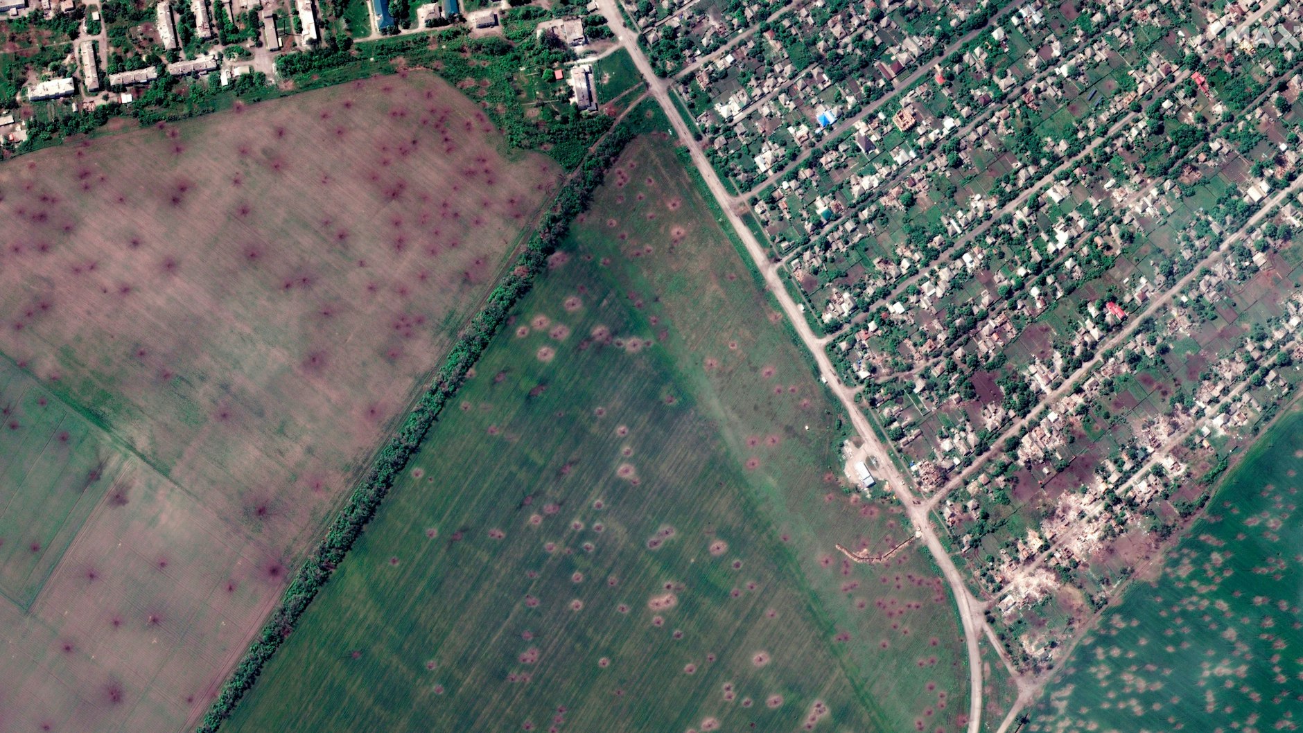 Ein Satellitenbild der Firma Maxar zeigt die Einschlagskrater nach dem Beschuss der Kleinstadt Lyman durch russische Truppen. Große Teile der Stadt liegen in Trümmern.