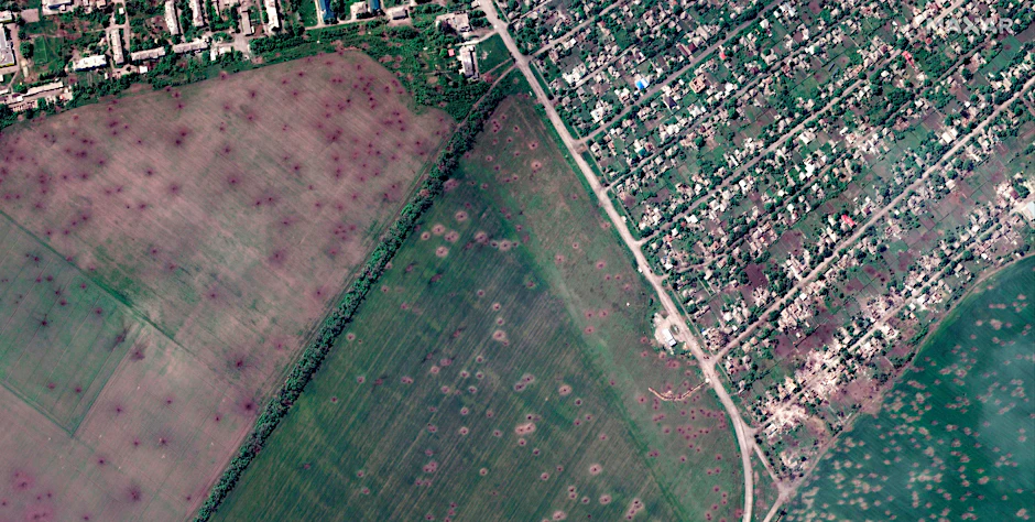 Ein Satellitenbild der Firma Maxar zeigt die Einschlagskrater nach dem Beschuss der Kleinstadt Lyman durch russische Truppen. Große Teile der Stadt liegen in Trümmern.