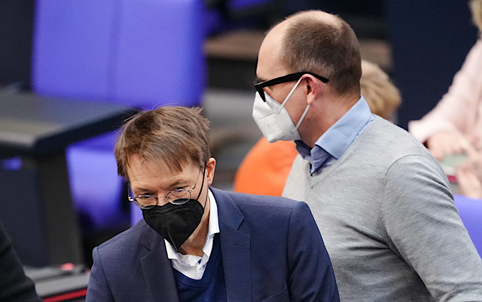 Karl Lauterbach und Grünen-Politiker Janosch Dahmen mit Corona-Maske