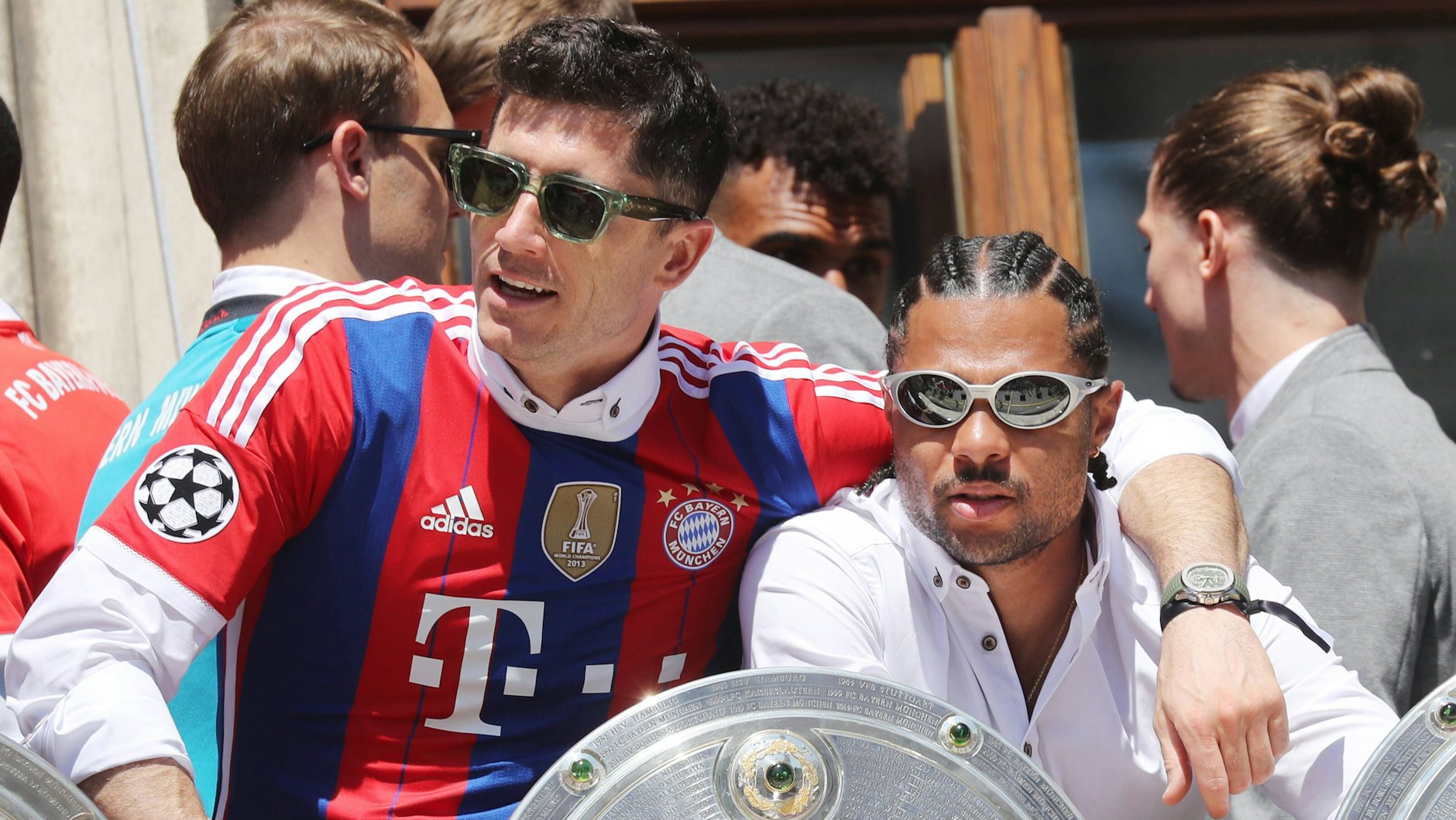Robert Lewandowski(l.) will der FC Bayern in diesem Sommer verlassen. Deutschlands Nationalspieler Serge Gnabry grübelt noch.