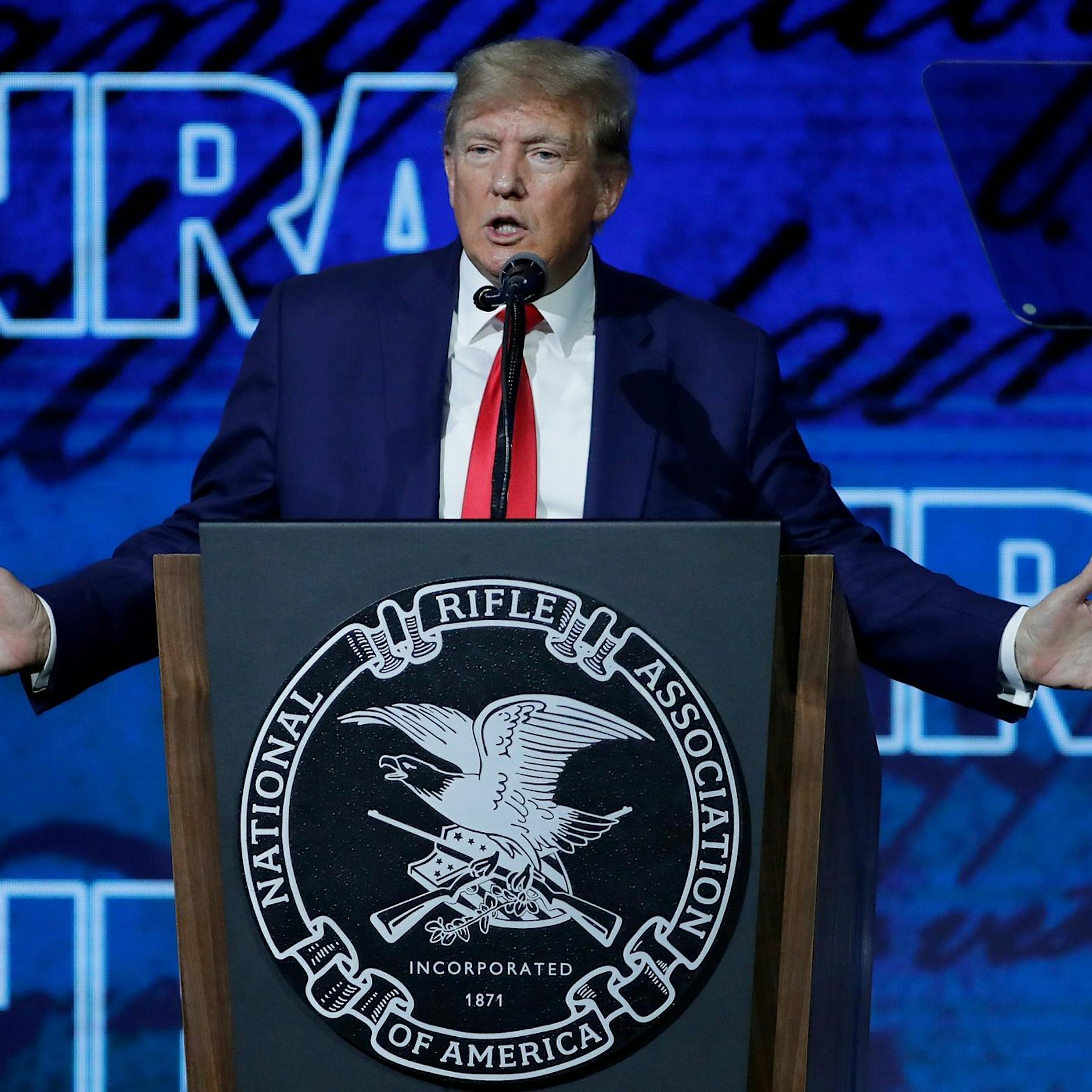 Trump will nach Massaker in Texas mehr Waffen an Schulen