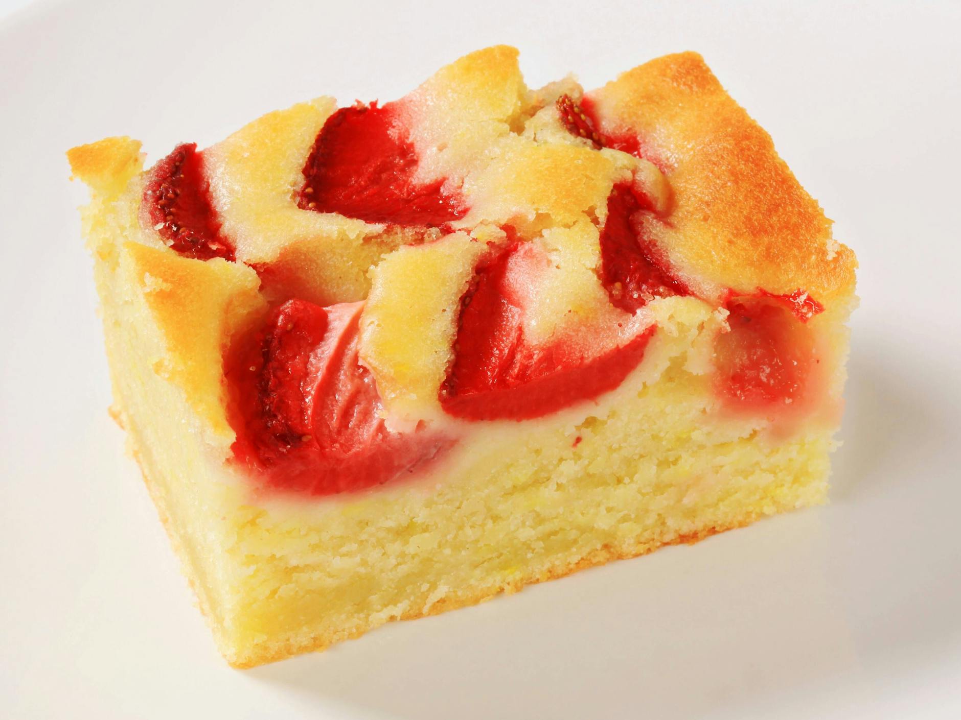 Der Blechkuchen mit frischen Erdbeeren schmeckt herrlich saftig – und die Zutaten können leicht variiert werden.