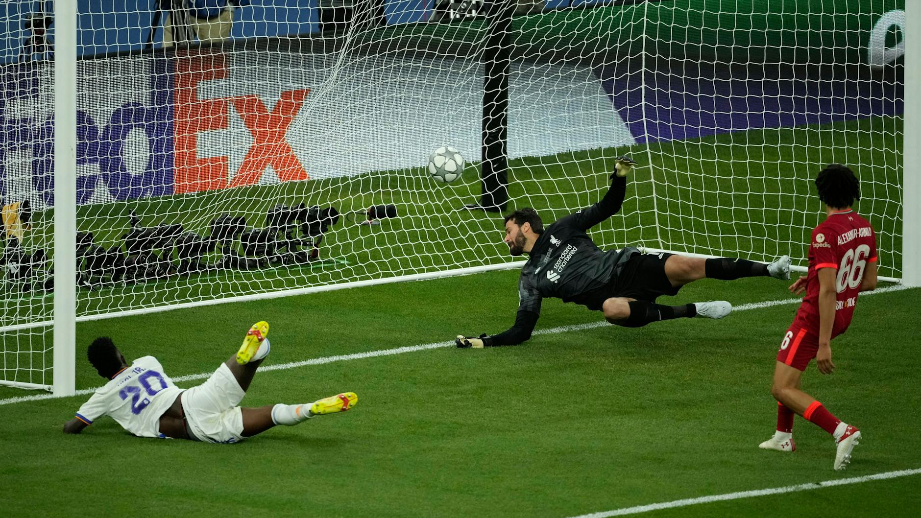 Real Madrids Vinicius Junior (l.) trifft zum letztlich spielentscheidenden 1:0.