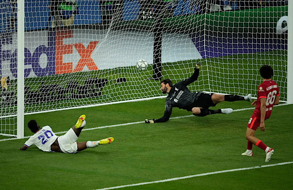Real Madrids Vinicius Junior (l.) trifft zum letztlich spielentscheidenden 1:0.