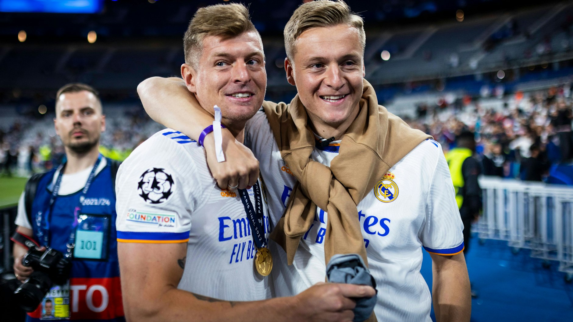 Toni Kroos (l.) feiert mit seinem Bruder Felix im Stade de France Real Madrids Triumph im Champions-League-Finale gegen den FC Liverpool.