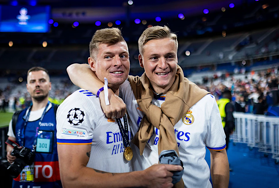 Toni Kroos (l.) feiert mit seinem Bruder Felix im Stade de France Real Madrids Triumph im Champions-League-Finale gegen den FC Liverpool.