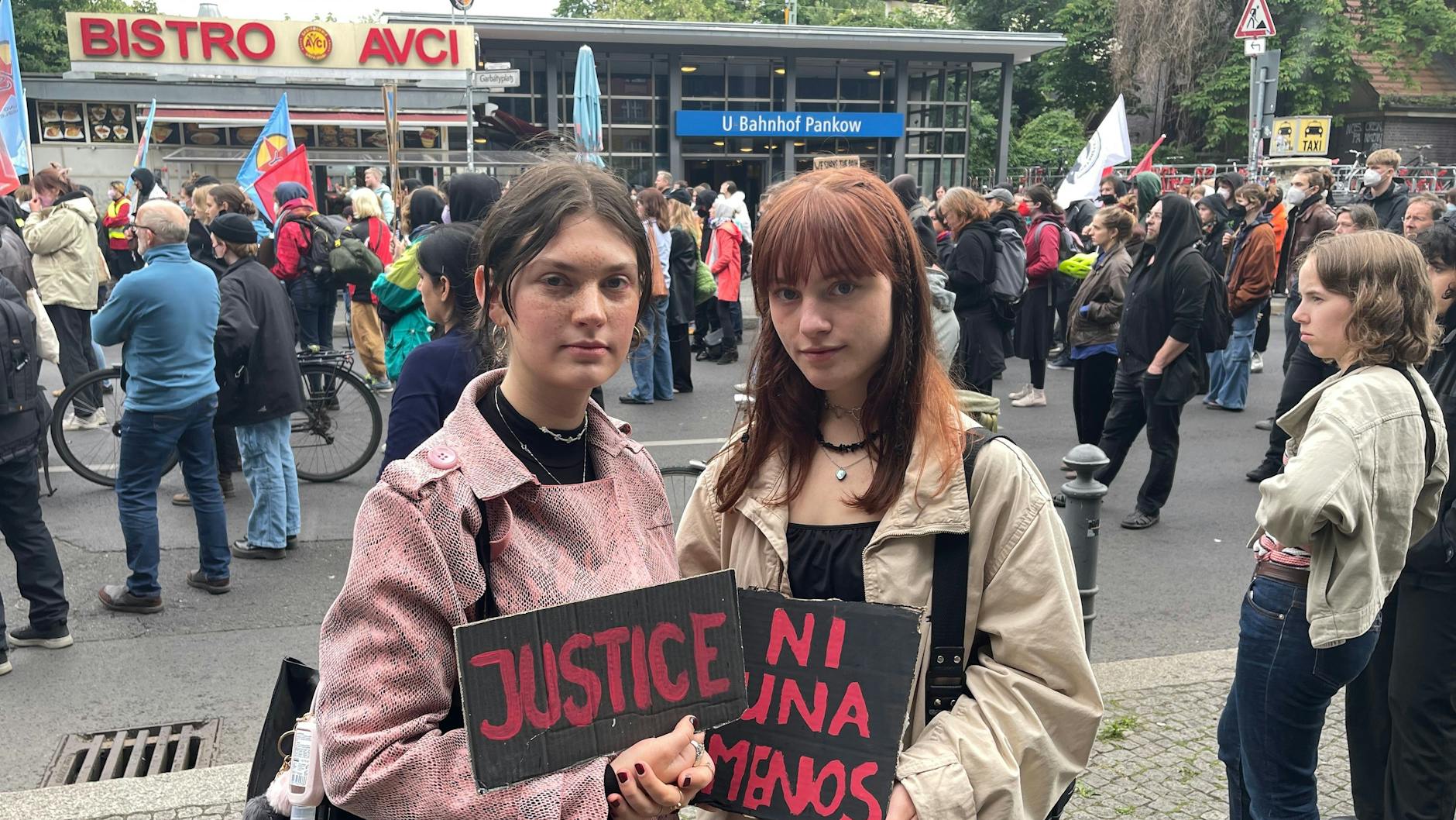 Lea-Sophie K. mit einer Freundin am Rand der Mahnwache für Zohra M.