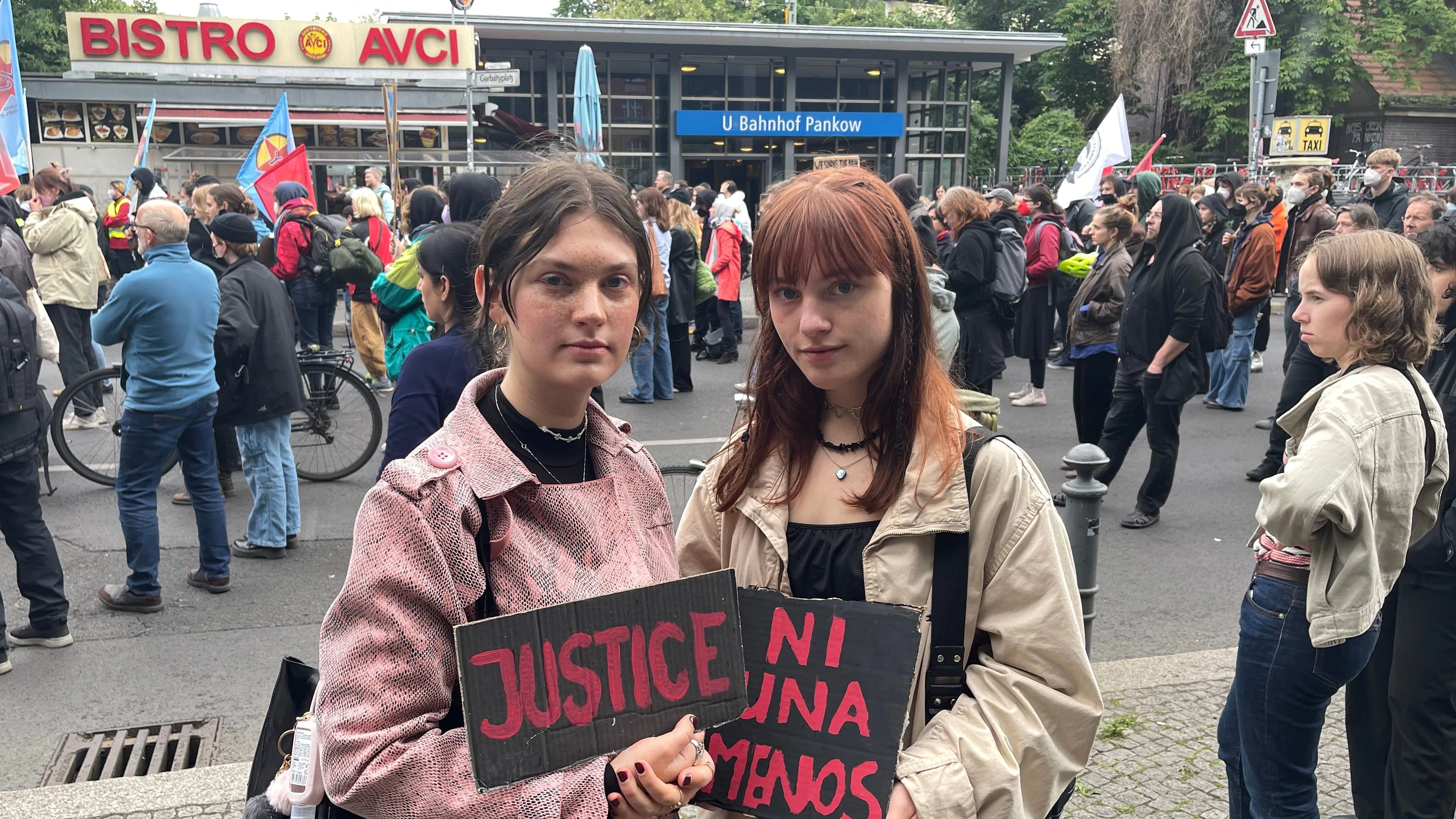 Lea-Sophie K. mit einer Freundin am Rand der Mahnwache für Zohra M.