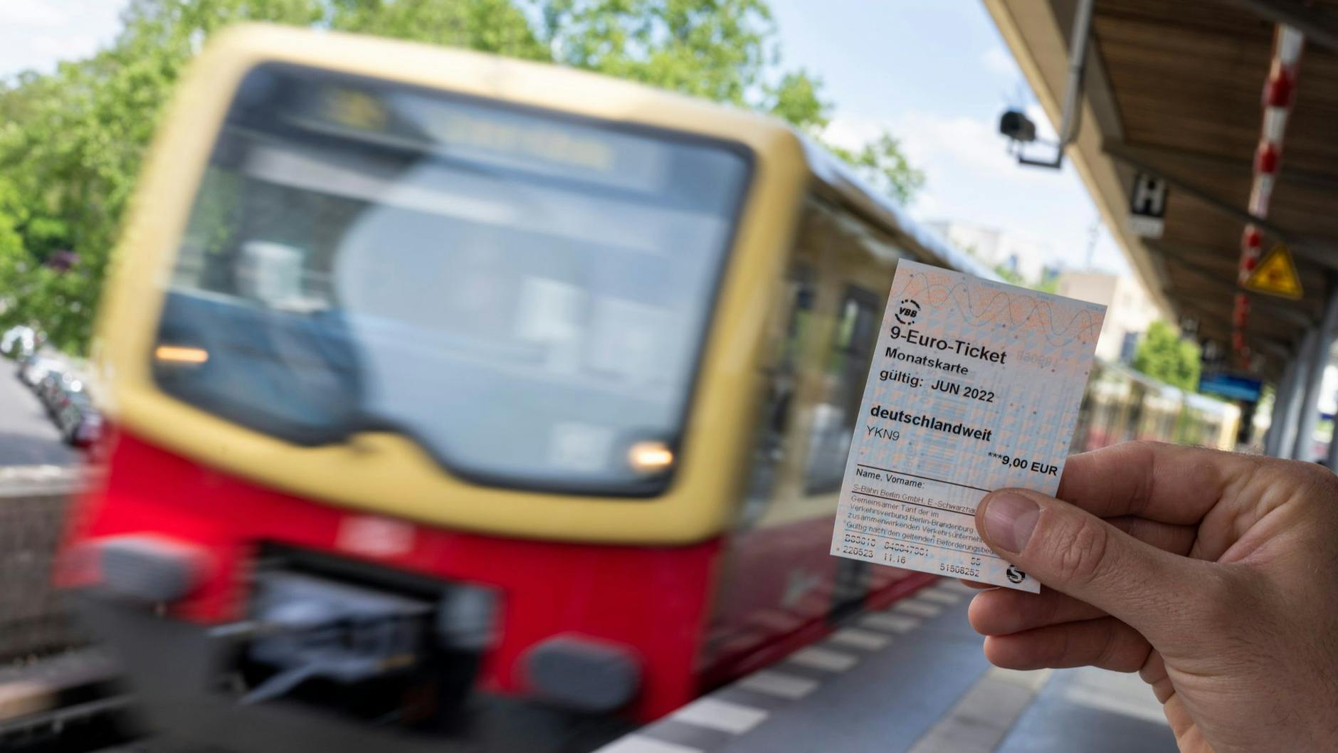 Auch bei der S-Bahn Berlin wird das 9-Euro-Monatsticket anerkannt. Das Sonderangebot gilt bundesweit in allen Nahverkehrsmitteln – auch in U- und Straßenbahnen, Linienbussen, Regionalzügen und einigen Fähren.