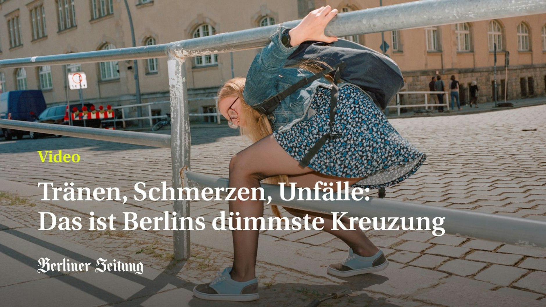 Man muss schon sehr gelenkig sein, um das Geländer an der Ebertsbrücke in Berlin-Mitte passieren zu können.