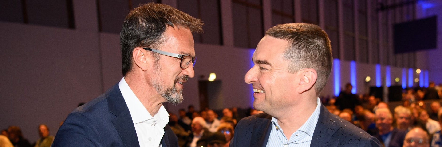 Hertha-Sportchef Fredi Bobic begrüßte Investor Lars Windhorst auf der Mitgliederversammlung. So freundlich ging es danach nicht immer zu.