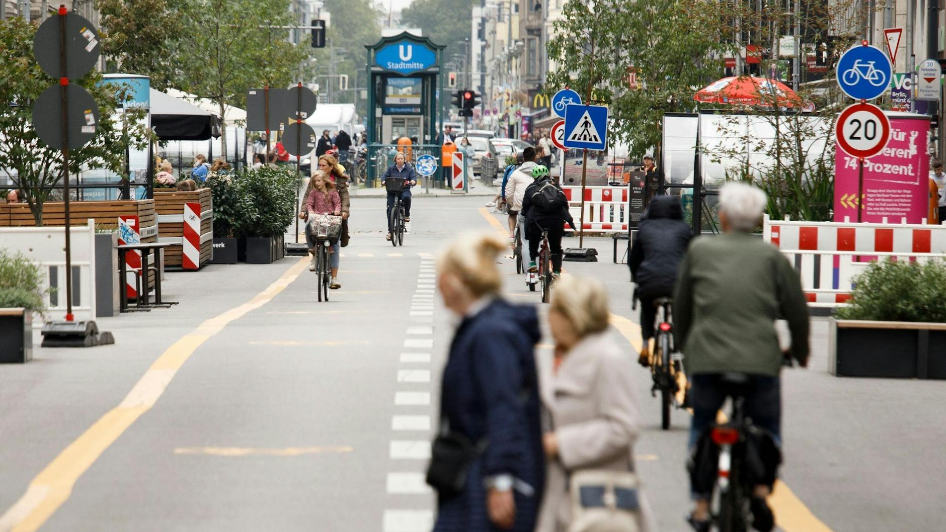 Fahrradfahrer fahren auf der Friedrichstraße auf einem autofreien Abschnitt.