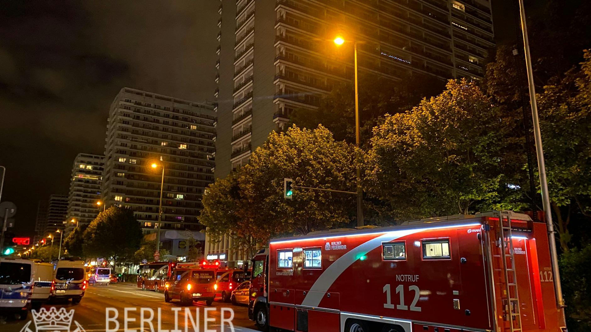 Am späten Abend und in der Nacht zu Sonntag stand eine Fahrspur der Leipziger Straße voller Feuerwehrautos.