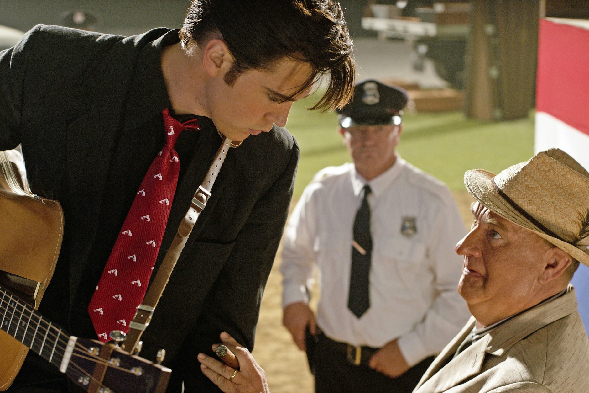 Austin Butler (links) als Elvis und Tom Hanks als Col. Tom Parker in einer Szene des Films „Elvis“