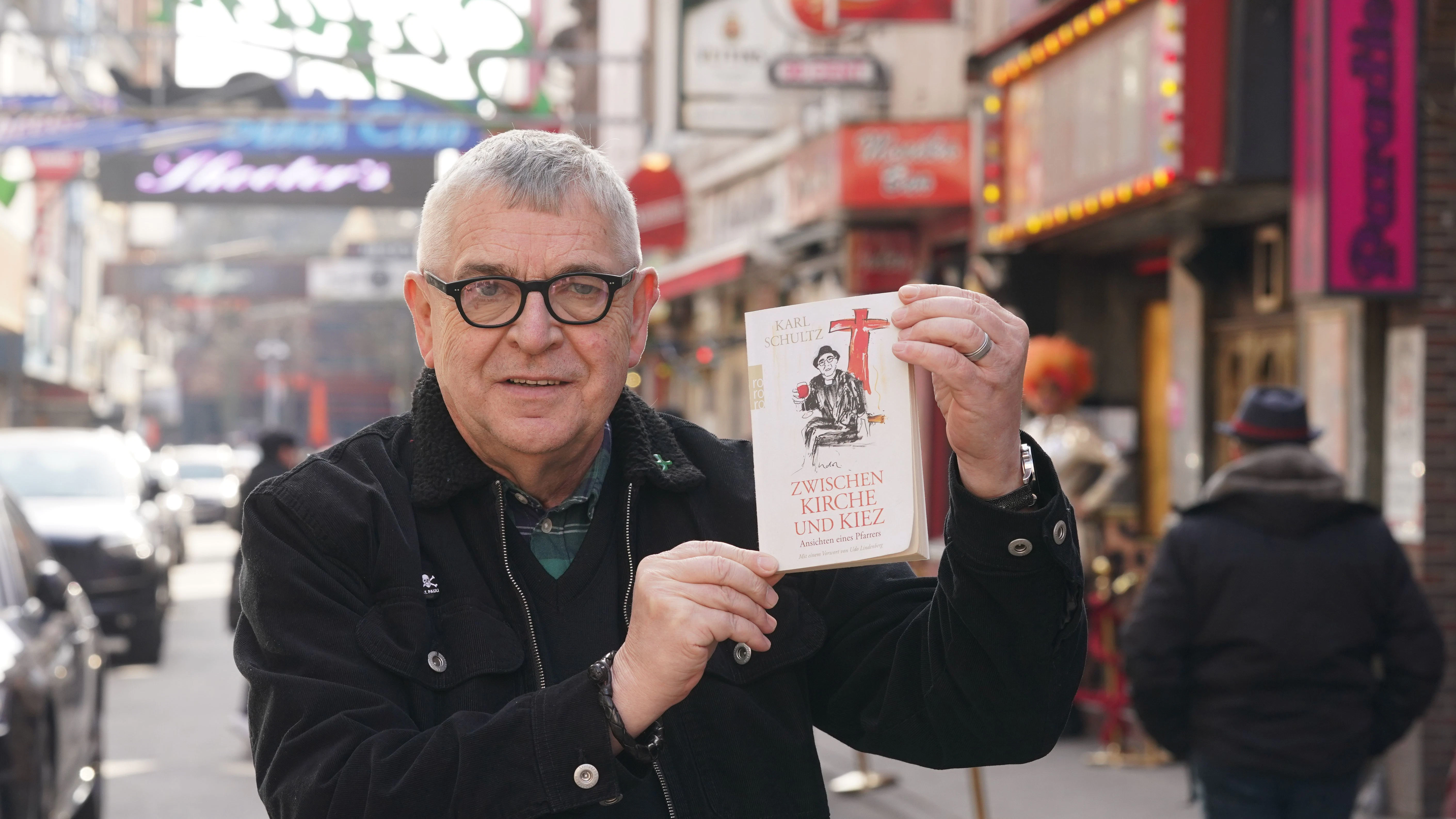Karl Schultz ist seit zwölf Jahren als Pfarrer mitten auf St. Pauli tätig. Nun hat er darüber ein Buch mit dem Titel „Zwischen Kirche und Kiez“ geschrieben.