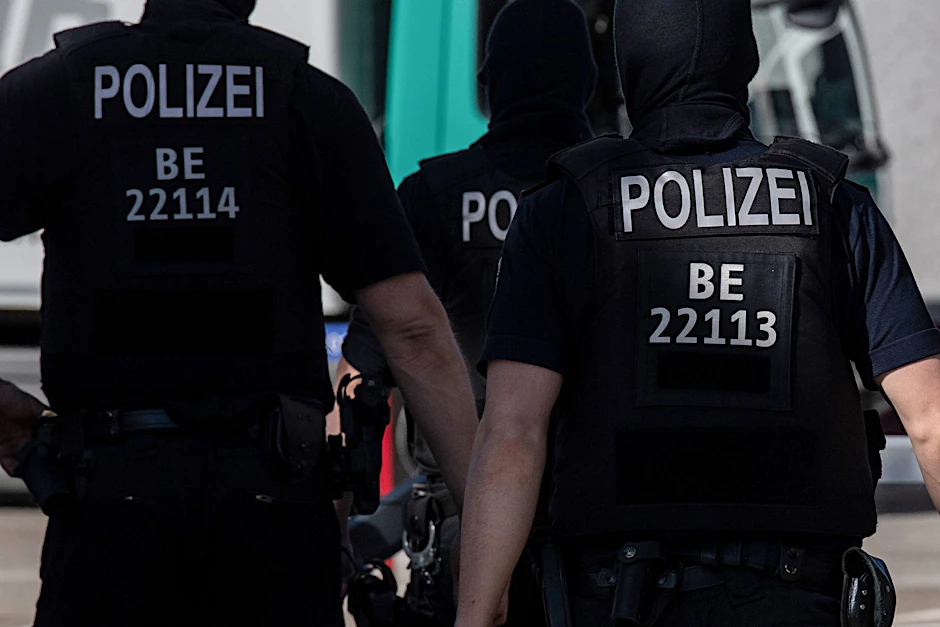 Beamte einer Einsatzhundertschaft sichern eine Festnahme ab (Symbolbild).