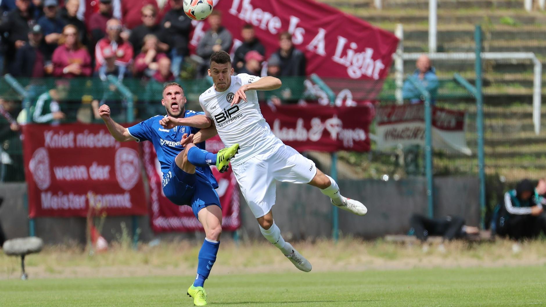 Kampf um den Aufstieg in die Dritte Liga: BFC-Verteidiger Chris Reher (r.) im Duell mit Max Wegner vom VfB Oldenburg