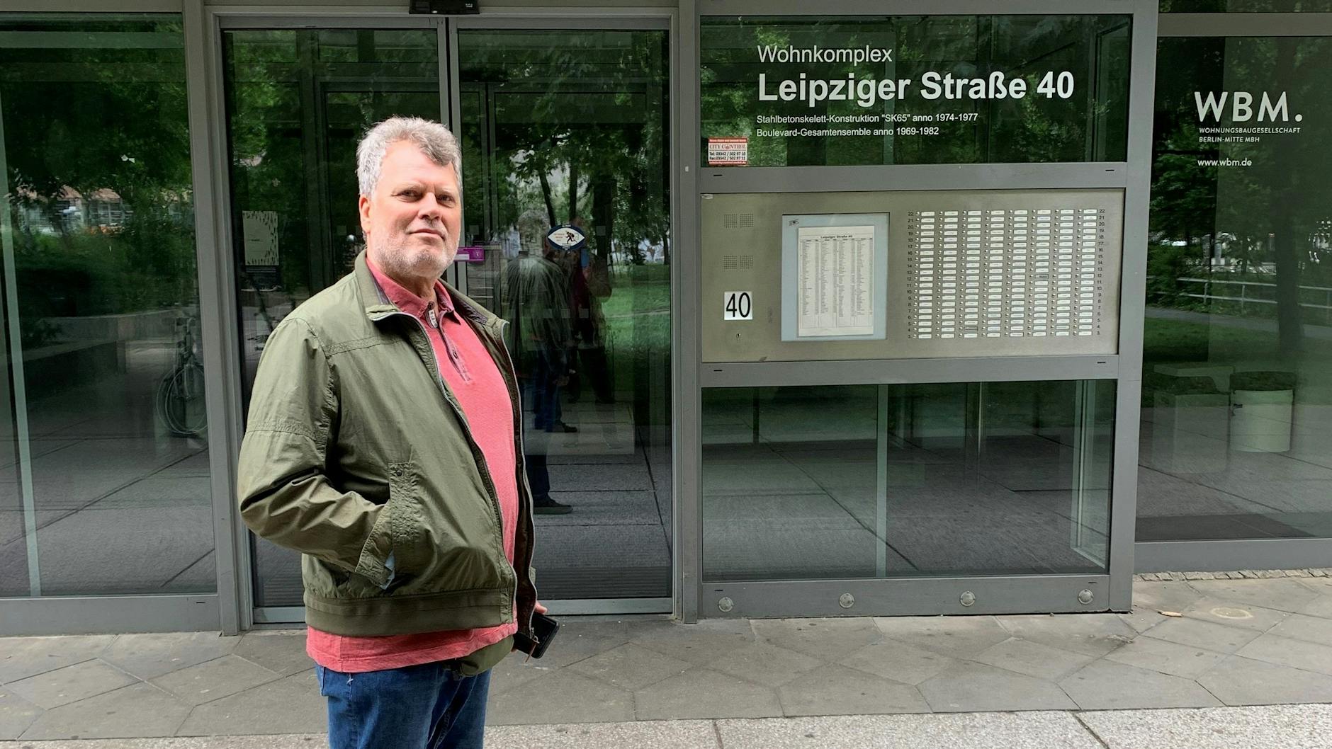 Helmut Karbowski stieg zwei Mal die 18 Etagen hoch, um Sachen aus der Wohnung zu holen.