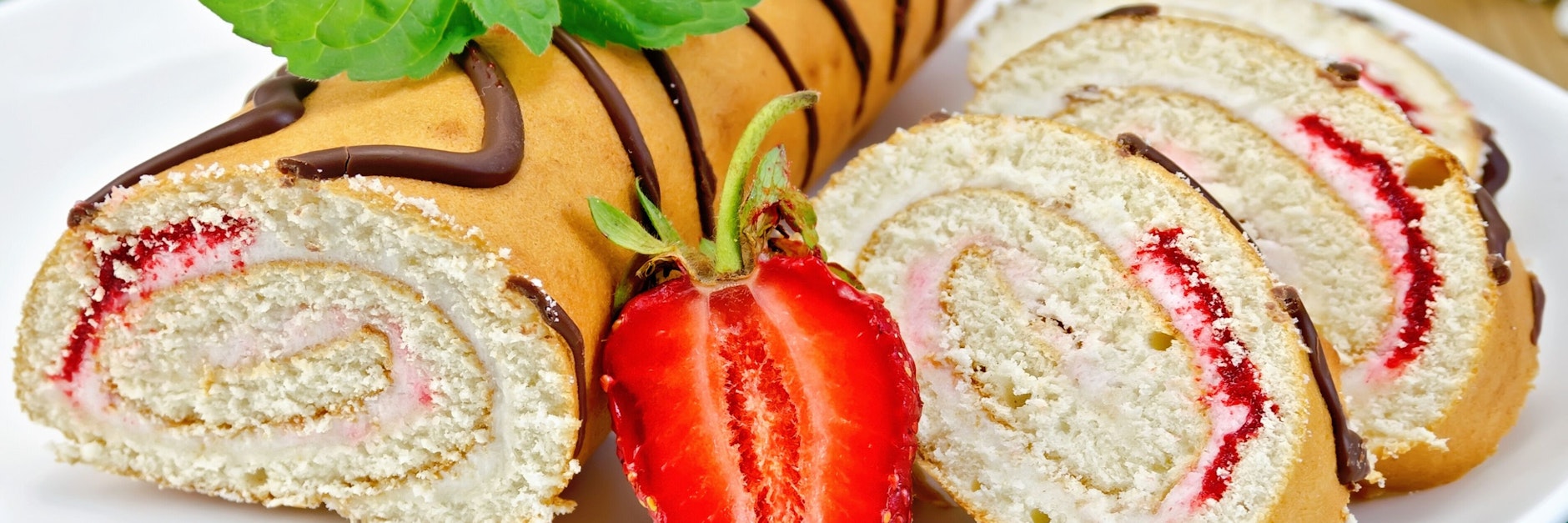 Eine Biskuitrolle mit fruchtiger Füllung ist immer willkommen, besonders beim Kaffeekränzchen im Frühling und im Sommer.