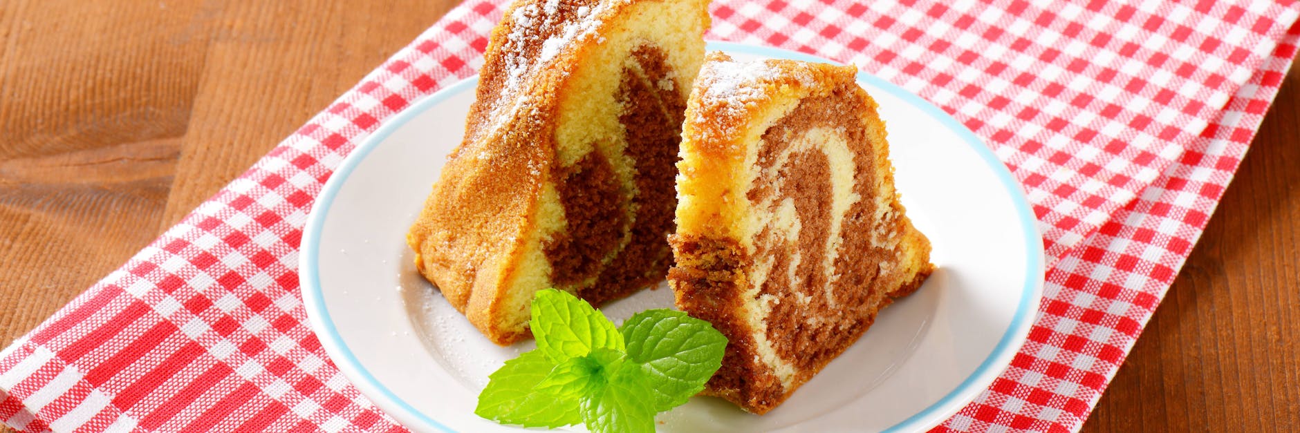 Wer für seine Gäste leckeren Marmorkuchen backt, liegt immer richtig.