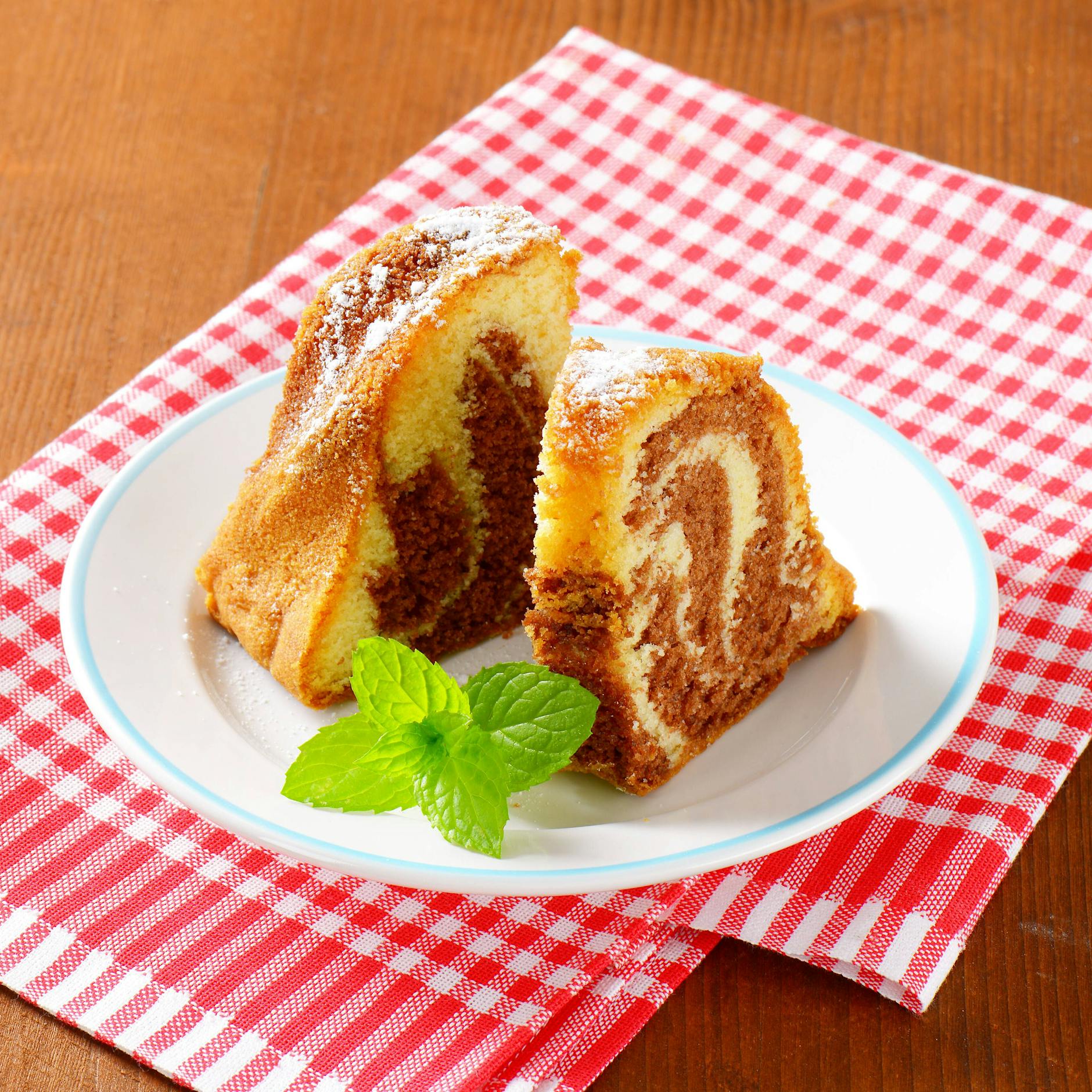 Der perfekte Marmorkuchen! Hier das bewährte Rezept von Oma – und wie man den Marmorkuchen lecker aufpeppen kann