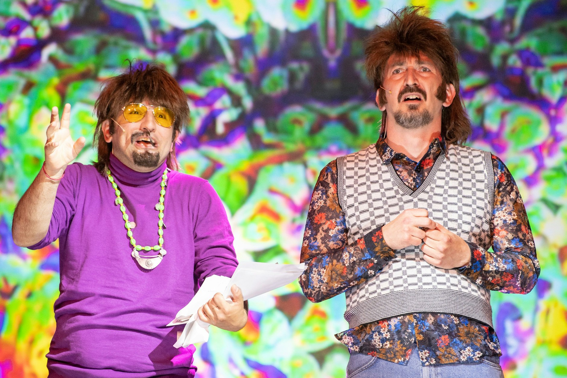 Die Schauspieler Taner Sahintürk (l) und Till Wonka bringen in „Mindfuck“ das Publikum und einander auf den aktuellen Stand der letzten Dinge.