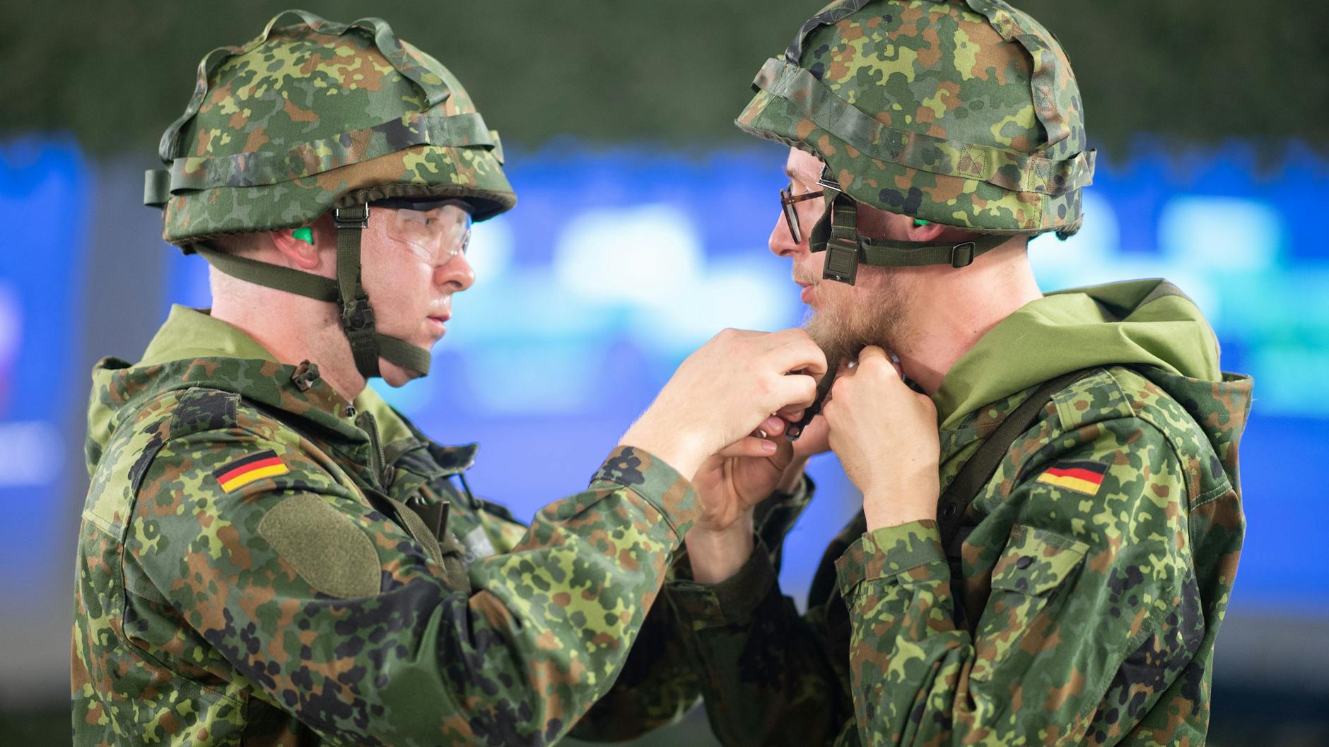 Manchmal hapert es auch bei den einfachsten Ausrüstungsgegenständen. Hier hilft ein Soldat seinem Kameraden den Helm zu schließen. Die Bundeswehr soll modernisiert werden – das Verfahren der Beschaffung aber auch.
