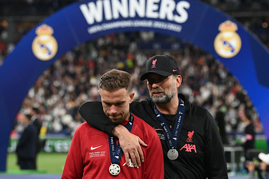 Liverpools Trainer Jürgen Klopp muss seinen Spieler Jordan Henderson nach dem 0:1 gegen Real Madrid im Finale der Champions League trösten.