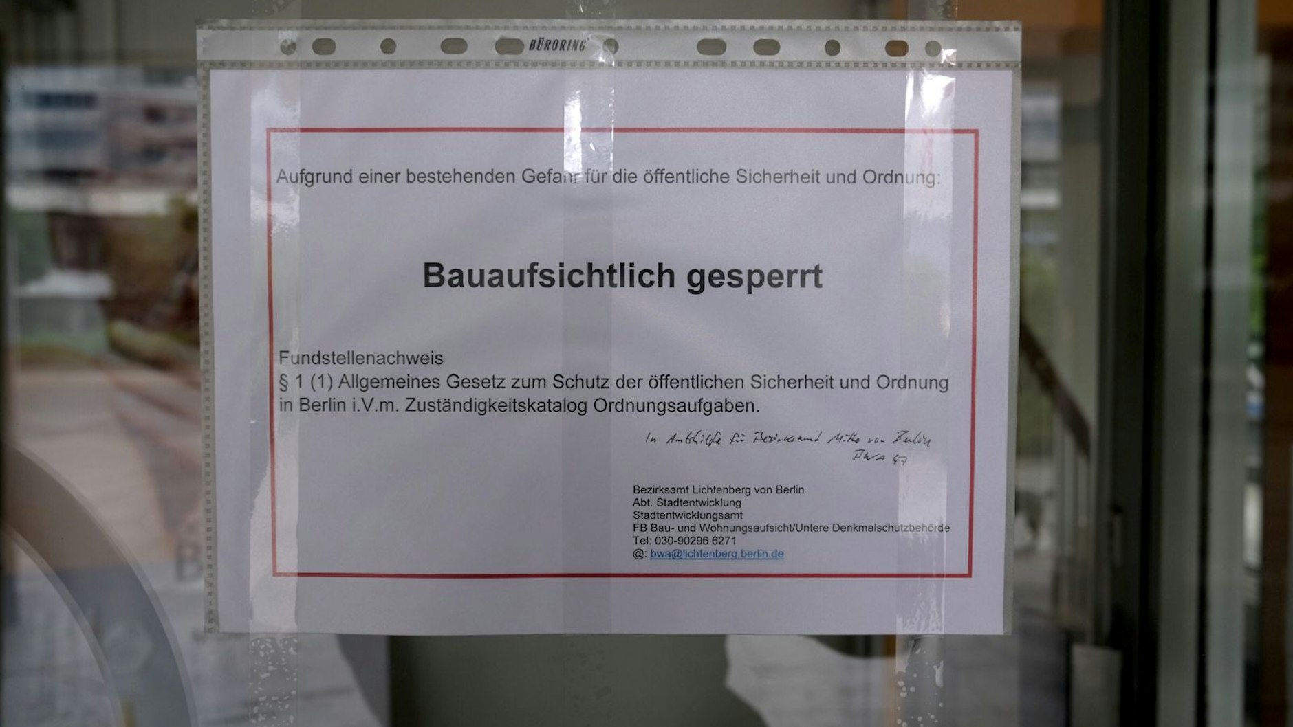 Kein Reinkommen mehr: Das Hochhaus ist baupolizeilich gesperrt.