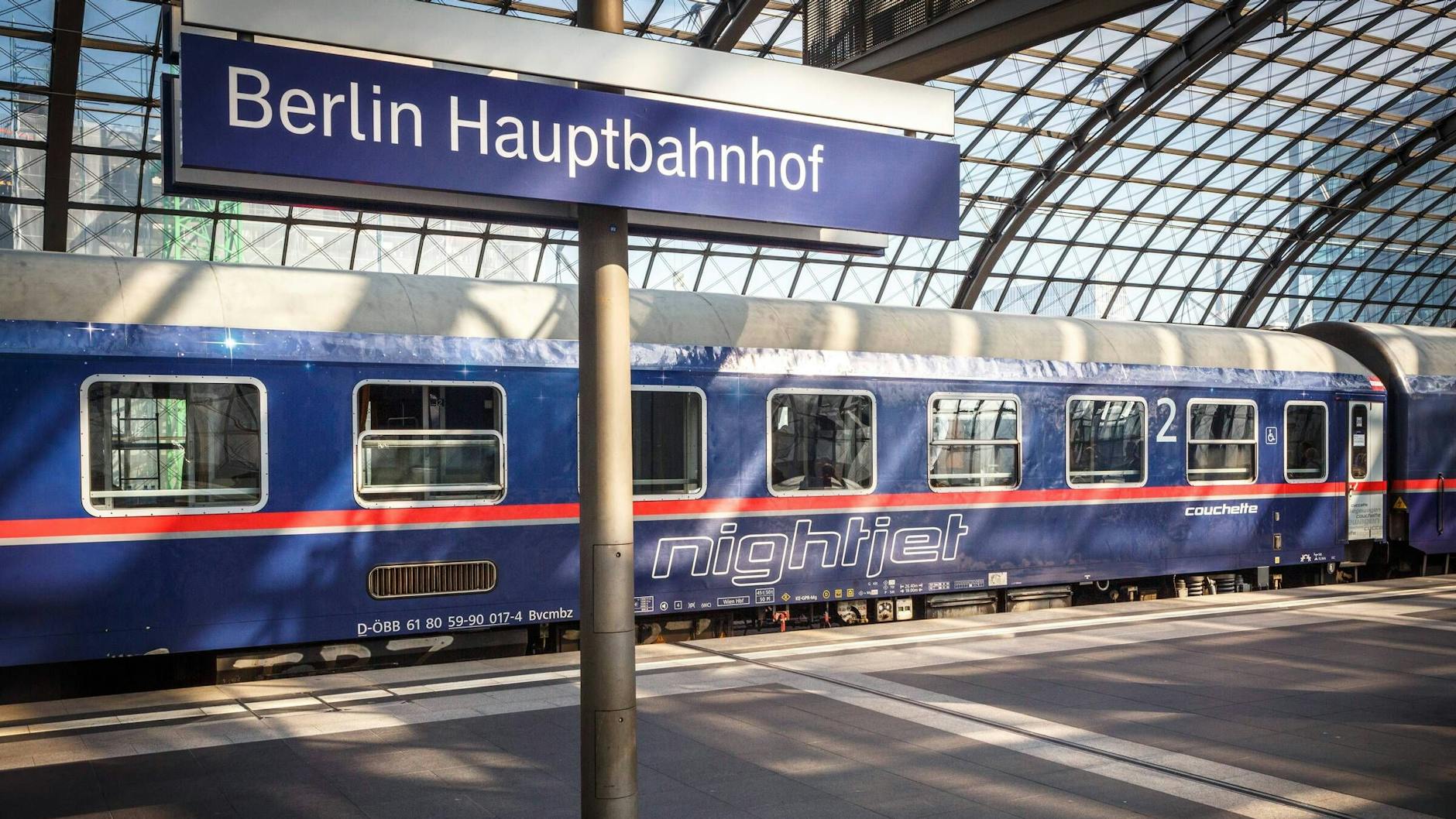 Einsteigen bitte! Ein Nightjet der Österreichischen Bundesbahnen hält am Berliner Hauptbahnhof.