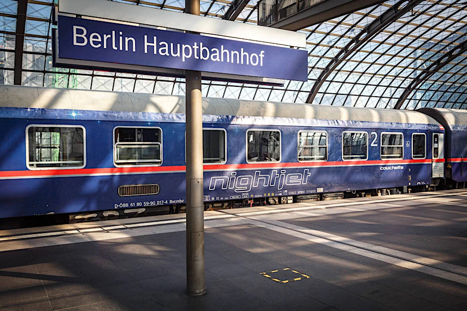Einsteigen bitte! Ein Nightjet der Österreichischen Bundesbahnen hält am Berliner Hauptbahnhof.