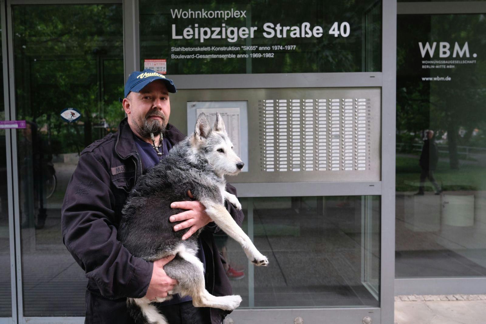 Oliver Schulz und seine Eila wurden am frühen Morgen von einem Polizisten geweckt. Der Hund verbellte erst einmal den Beamten.