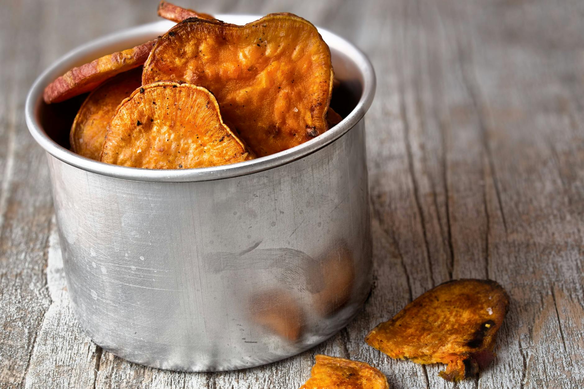Sie wollen zum gemütlichen Fernsehabend gern etwas knabbern. Machen Sie doch leckere Kartoffelchips einfach selber.