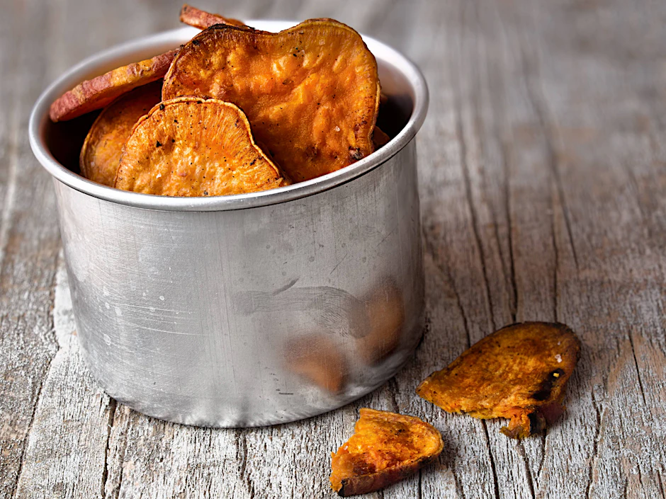Sie wollen zum gemütlichen Fernsehabend gern etwas knabbern. Machen Sie doch leckere Kartoffelchips einfach selber.
