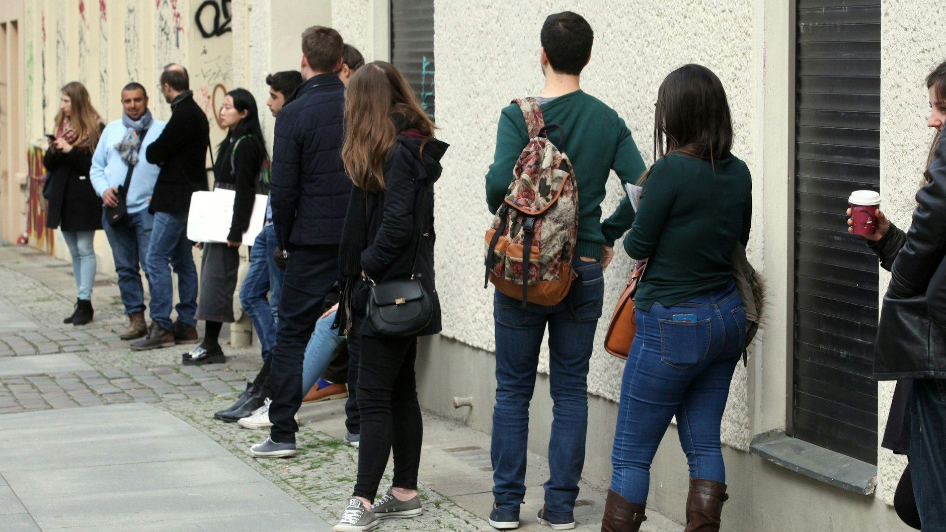 Geduld ist wichtig. So sieht es mittlerweile aus bei jeder Wohnungsbesichtigung in Berlin (hier: Prenzlauer Berg).