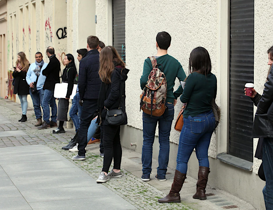 Geduld ist wichtig. So sieht es mittlerweile aus bei jeder Wohnungsbesichtigung in Berlin (hier: Prenzlauer Berg).
