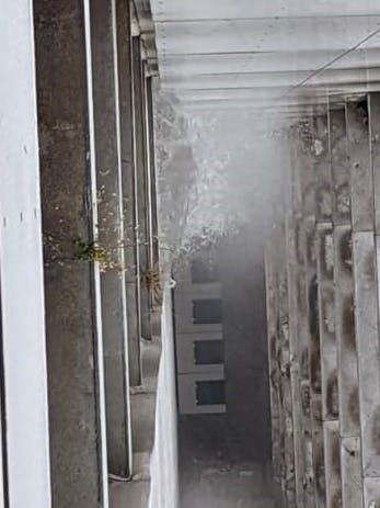 Mieter Helmut Karbowski fotografierte an der Fassade hinab: Auf dem Bild sieht man oben, wie das Wasser aus der Wand schießt.