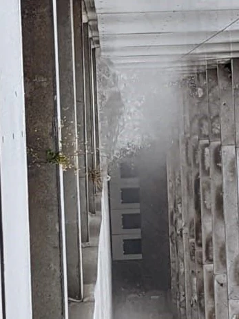 Mieter Helmut Karbowski fotografierte an der Fassade hinab: Auf dem Bild sieht man oben, wie das Wasser aus der Wand schießt.