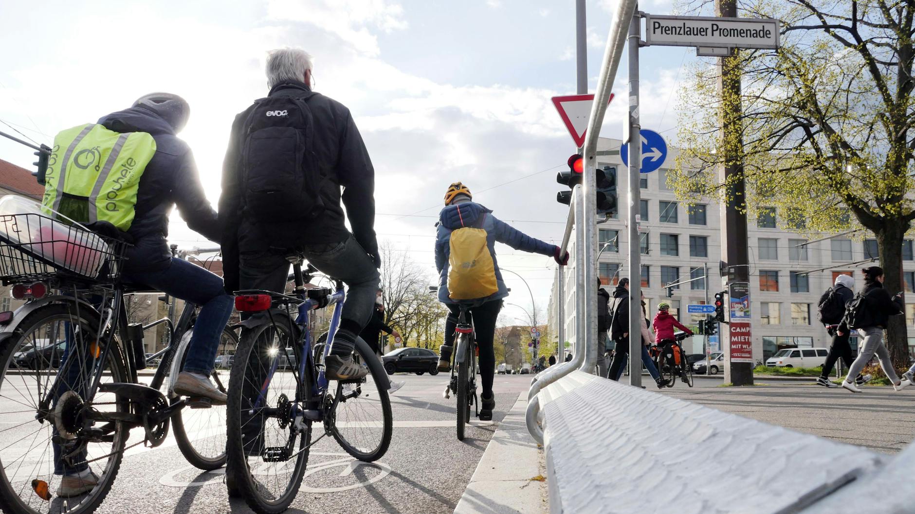 Radler reihen sich vor einer Ampel auf.