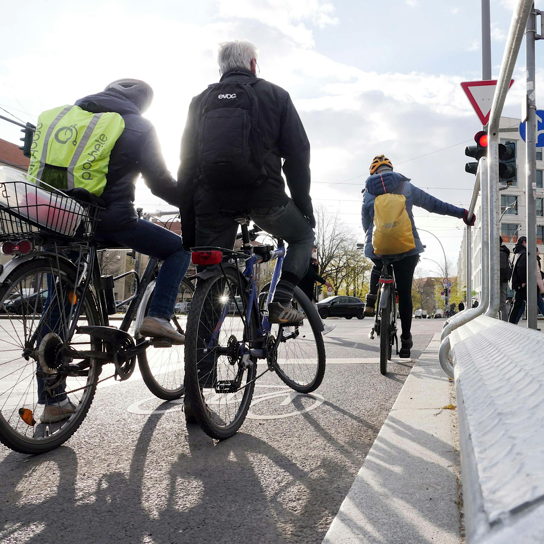Es nervt: Fahrradfahrer an der Ampel, die bei Grün nicht in die Gänge kommen