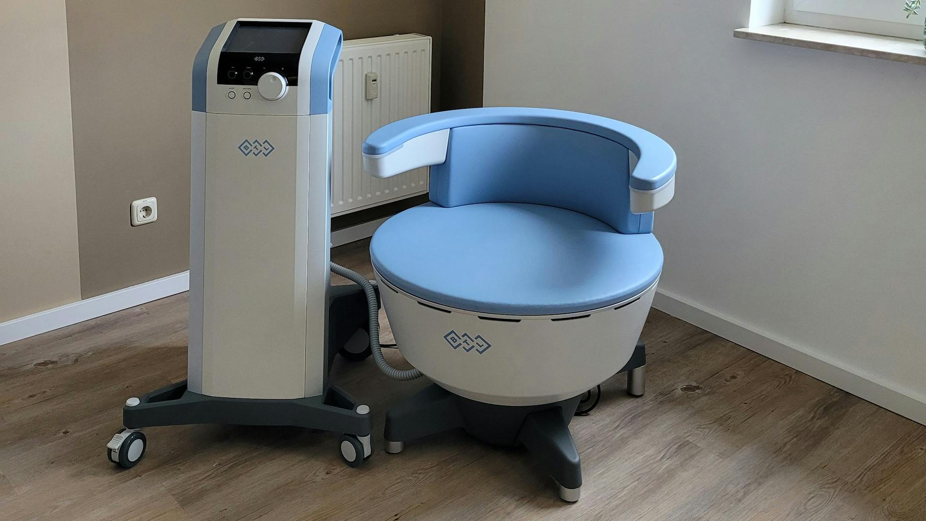 Der Emsella-Stuhl sendet elektromagnetische Wellen und stärkt so den Beckenboden.