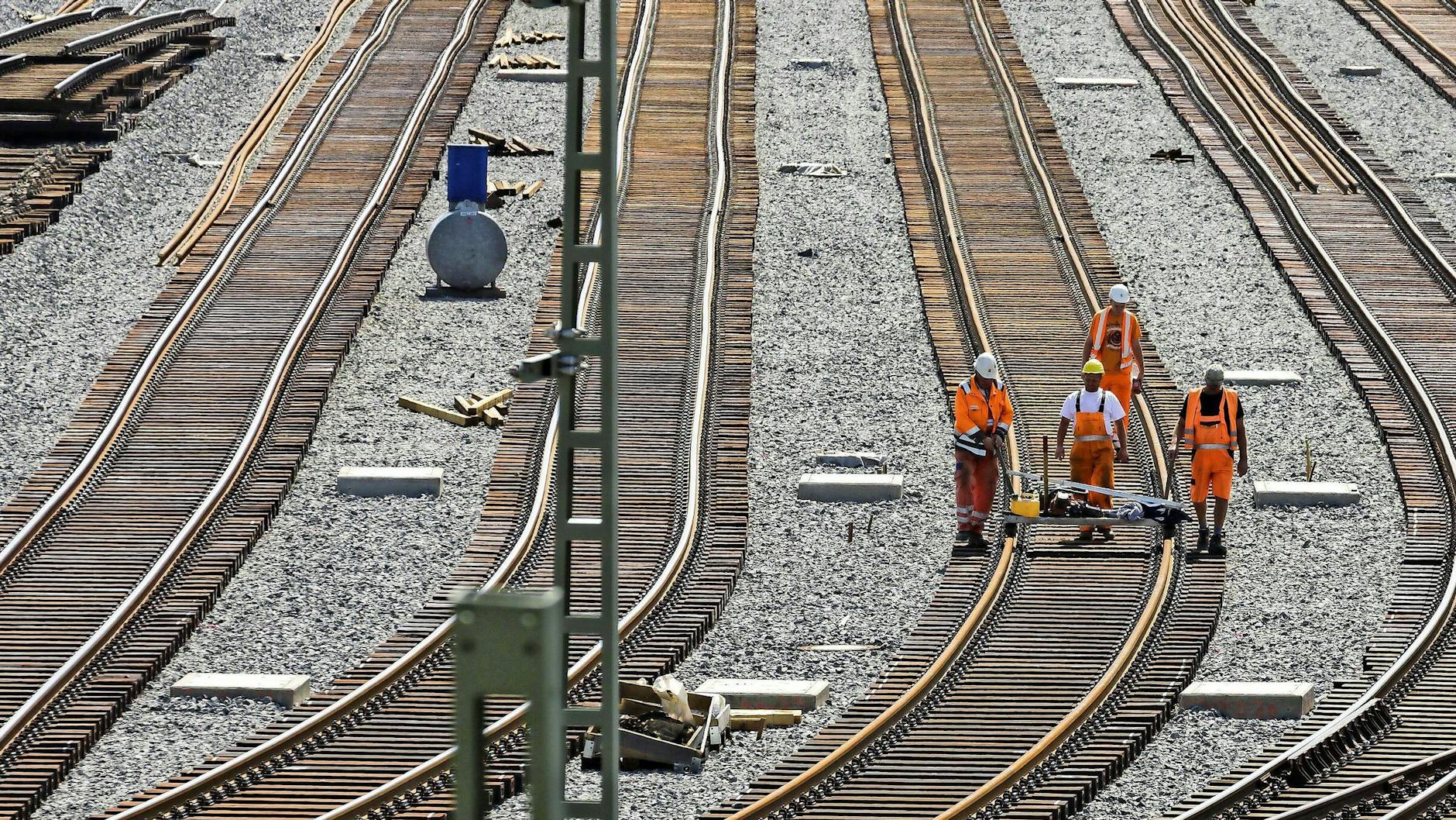 Die Bahn will den Bahnverkehr deutlich ausbauen, dabei aber auch den Sanierungsstau im Netz bekämpfen (Symbolbild).