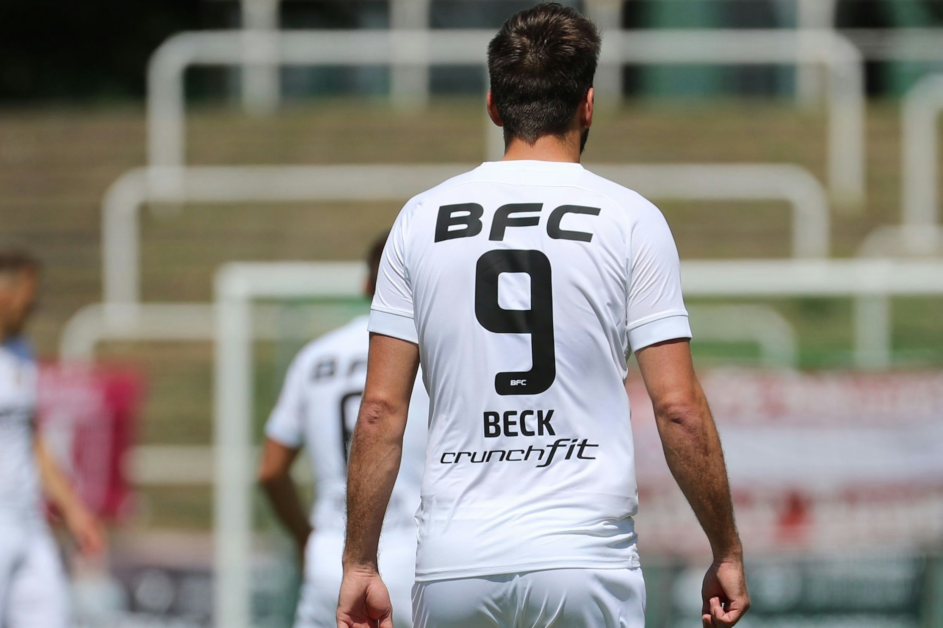 Ein schöner Rücken kann auch entzücken! Unter dem Namen&nbsp; von Dynamos Torjäger Christian Beck prangt schon der Schriftzug des neuen BFC-Premiumpartners Crunchfit.